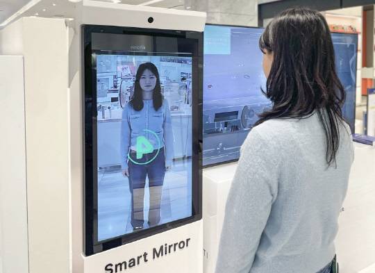 12일 현대백화점 천호점 AI 체험형 팝업스토어에서 고객이 '사맛디 AI 콘텐츠'를 체험하고 있다. 현대백화점 제공