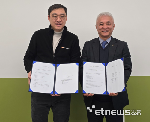 최우식포유디지탈 대표(왼쪽)과 김지영 대신정보기술 대표가 전략적 업무협약서를 펼펴보이고 있다.