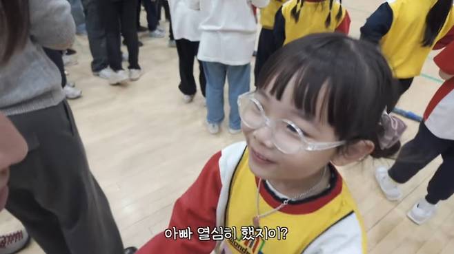 bandicam 2025-02-12 08-51-59-366.jpg 딸 유치원 운동회에서 수줍게 춤추는 학부모ㅋㅋㅋㅋㅋ