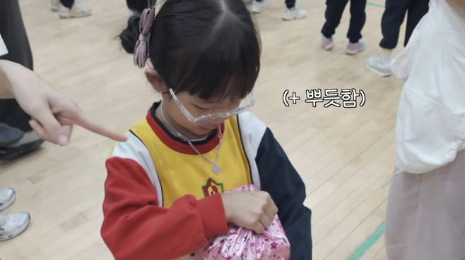 bandicam 2025-02-12 08-52-33-339.jpg 딸 유치원 운동회에서 수줍게 춤추는 학부모ㅋㅋㅋㅋㅋ