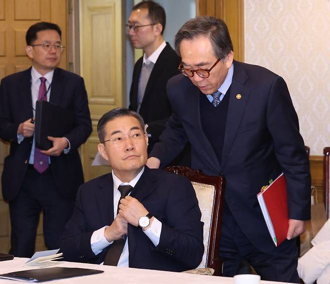 신원식 국가안보실장과 조태열 외교부 장관이 4일 정부서울청사에서 열린 대외경제현안간담회에서 대화하고 있다. 사진=뉴시스