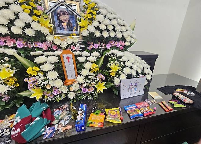 지난 12일 대전건양대병원 장례식장에 마련된 김하늘(8)양 빈소의 영정 앞에 장원영 등 아이브의 포토카드가 놓여있다. 최예린 기자 floye@hani.co.kr