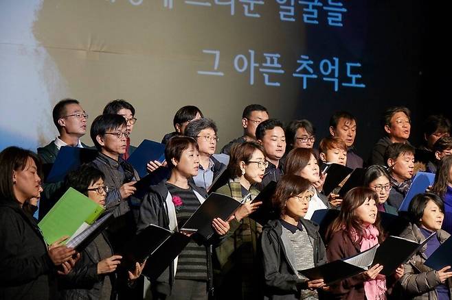 2017년 메아리 40주년 공연을 앞두고 고인과 벗들이 리허설하고 있다. 메아리 제공