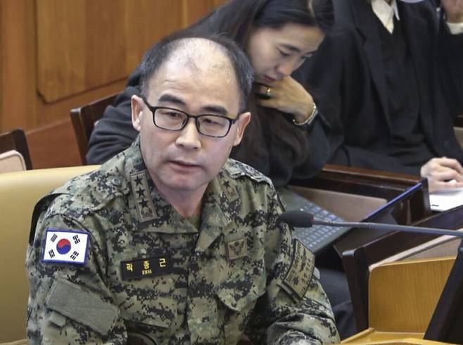 곽종근 전 육군 특수전사령관이 지난 6일 서울 종로구 헌법재판소에서 열린 윤석열 대통령 탄핵 심판 6차 변론에 증인으로 출석해 피청구인인 윤 대통령 측 대리인들의 질문에 답하고 있다. 헌법재판소 제공