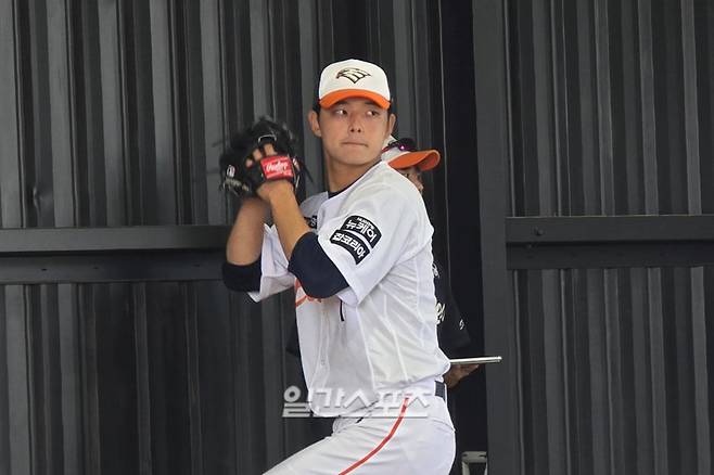 9일 호주 멜버른 볼파크에서 불펜 피칭에 나선 문동주. 멜버른(호주)=윤승재 기자