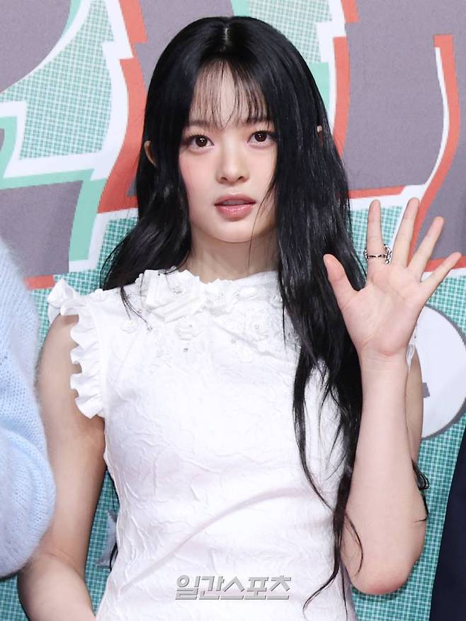 그룹 뉴진스 하니가 25일 오후 인천 중구 인스파이어 리조트에서 열린 SBS 가요대전 레드카펫 행사에 참석해 포즈를 취하고 있다. 인천=서병수 기자 qudtn@edaily.co.kr /2024.12.25/