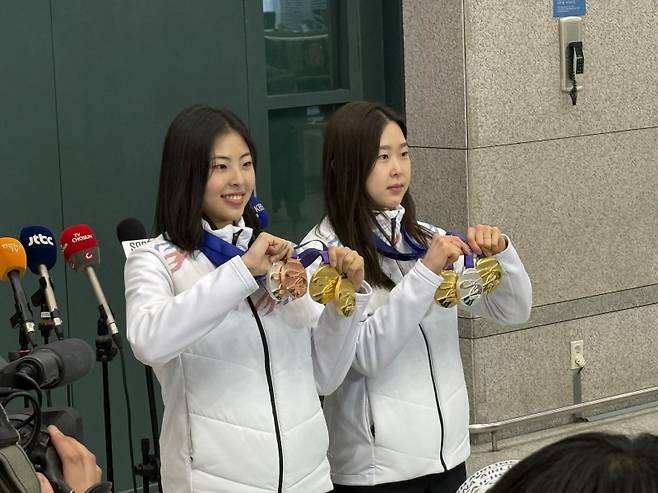 스피드스케이팅 국가대표 이나현(왼쪽)과 김민선이 12일 인천국제공항을 통해 귀국한 뒤 인터뷰 중 기념촬영을 하고 있다. 사진=와우매니지먼트