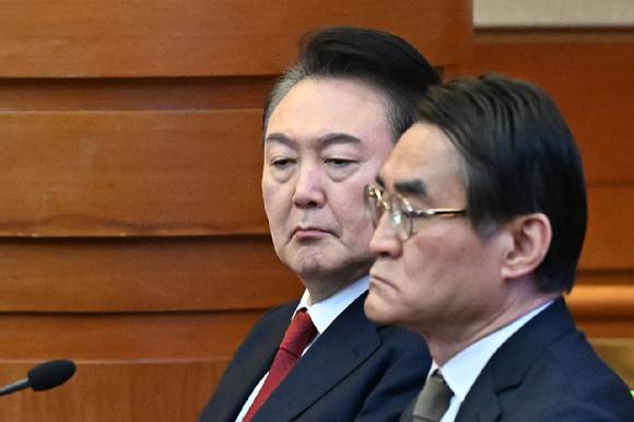 최근 윤 대통령의 지지율이 51%에 달한다는 여론조사 결과가 주목을 끌고 있다. 사진은 지난 11일 헌법재판소에서 출석한 윤석열 대통령의 모습.  [사진=사진공동취재단]