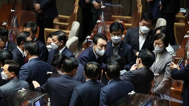 2023년 10월 25일, 윤석열 대통령이 국회에서 2023년도 예산안 및 기금운용계획안에 대한 시정연설을 마친 뒤 나가기 전에 의원들과 대화를 나누고 있다. (대통령실)