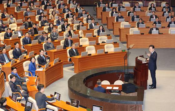 더불어민주당 이재명 대표가 10일 서울 여의도 국회에서 열린 본회의에서 교섭단체 대표연설을 하고 있다. 사진 연합뉴스,