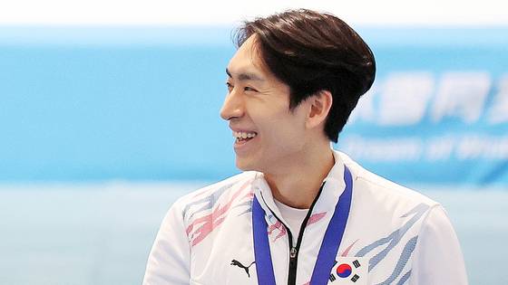 11일 중국 하얼빈 헤이룽장 빙상훈련센터 스피드스케이팅 오벌에서 열린 하얼빈 동계아시안게임 스피드스케이팅 남자 팀 추월 시상식에서 이승훈이 밝게 웃으며 동료 정재원, 박상언을 바라보고 있다.   이승훈은 이날 메달로 9번째 동계AG 메달을 획득하며 김동성(8개)을 제치고 한국 선수 역대 동계AG 최다 메달리스트에 등극했다.연합뉴스