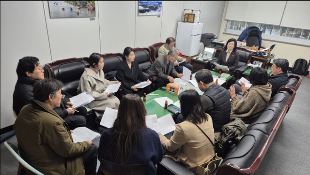 ▲ 강원도의회 양숙희(춘천) 의원은 12일 도의회 의원연구실에서 강원지역 10여개 대안교육기관 교장단과 대안교육기관 지원 확대 위한 간담회를 개최했다. 도의회 제공