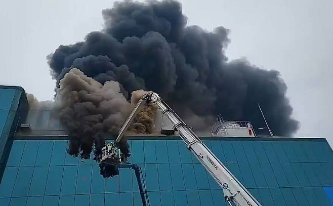 소방당국이 LG화학 익산공장에서 발생한 화재를 진압 중이다. 사진=전북자치도소방본부