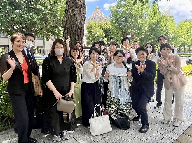일본 시민단체 스프링 활동가들이 2023년 6월16일 일본 참의원에서 부동의성교죄가 통과된 후 기념촬영을 하고 있다. 스프링 제공