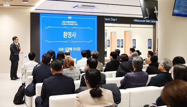 KMI Chairman Lee Kwang-bae delivers congratulatory remarks at an event held at the institute's Gwanghwamun Center on Feb. 7. (Korea Medical Institute)