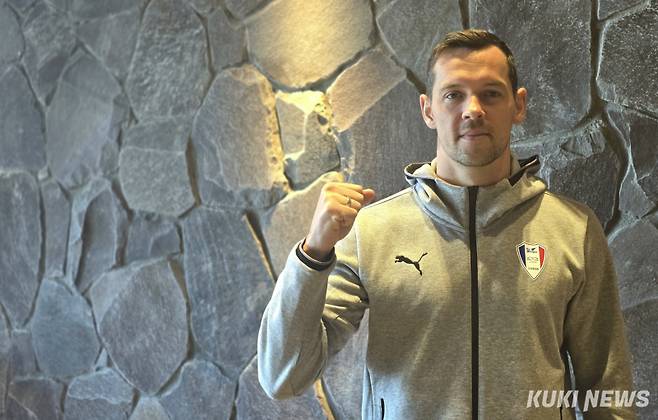 일류첸코가 8일 경남 남해 아난티에서 쿠키뉴스와 만나 인터뷰하고 있다. 김영건 기자