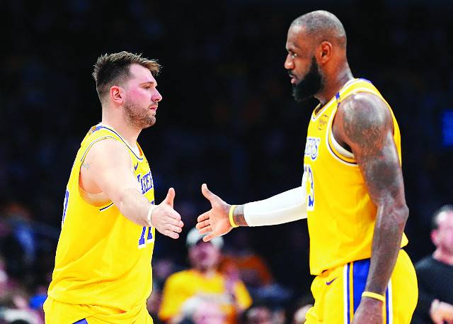 LA 레이커스 루카 돈치치(왼쪽)와 르브론 제임스가 11일(한국시간) 미국 캘리포니아주 로스앤젤레스(LA)의 크립토닷컴 아레나에서 열린 유타 재즈와의 경기 도중 하이파이브를 하고 있다. AP뉴시스