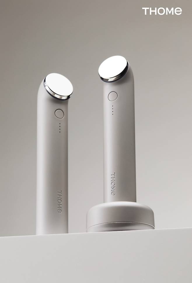 앳홈의 홈 에스테틱 브랜드 ‘톰’이 출시한 초음파 뷰티 디바이스 ‘더 글로우’