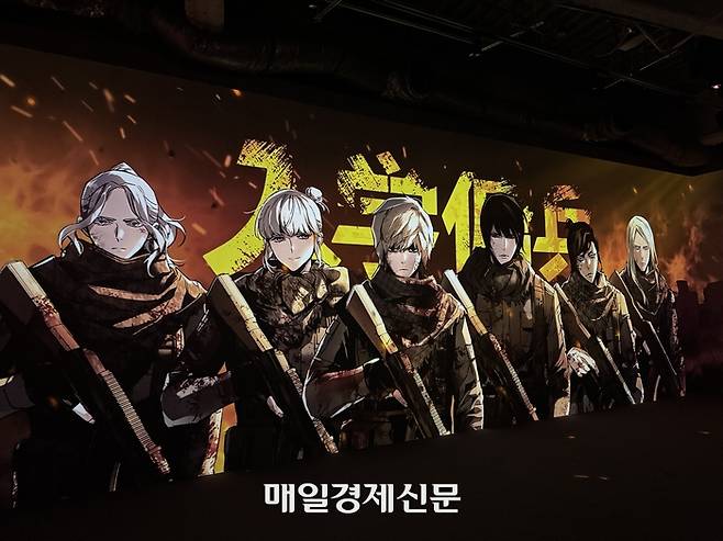 일본 도쿄 라인프렌즈 스퀘어 시부야에서 열리고 있는 웹툰 ‘입학용병’ 팝업 스토어. 공간에는 40평 규모의 몰입형 미디어 존도 마련됐다. 미디어 존 영상에서 주인공 ‘유이진(일본명 타테와키 소마)’과 ‘넘버즈’ 캐릭터들의 모습이 나오고 있다. [사진 = 정호준 기자]