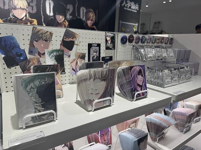 일본 도쿄 라인프렌즈 스퀘어 시부야에서 열리고 있는 웹툰 ‘입학용병’ 팝업 스토어. [사진 = 정호준 기자]