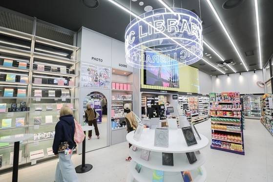 BGF리테일의 엔터테인먼트 특화 편의점 ‘뮤직 라이브러리’(CU 에이케이&홍대점)에서 고객들이 K팝 굿즈를 살펴보고 있다. [BGF리테일 제공]