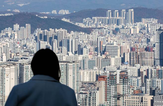 서울 중구 남산에서 바라본 서울 시내 주택과 아파트 단지의 모습. 사진은 기사와 직접적 관련 없음 [연합]
