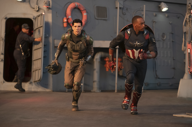 전현직 팔콘. 현직 팔콘 호아킨 토레스(왼쪽·대니 라미레즈)와 전직 팔콘이자 현직 캡틴 아메리카인 샘 윌슨(앤서니 마키)