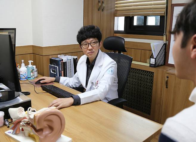 [서울=뉴시스] 12일 의료계에 따르면 신경과를 찾는 환자들이 많이 호소하는 증상 가운데 하나인 어지럼증의 원인으로는 말초성 현훈(전정기관의 문제)인 이석증, 전정신경염 등이 있고 중추성 현훈(뇌의 문제)으로 뇌졸중, 뇌종양 등이 있다. 윤승재 세란병원 신경과 과장이 환자를 진료하고 있다.  (사진=세란병원 제공) 2025.02.11.photo@newsis.com *재판매 및 DB 금지