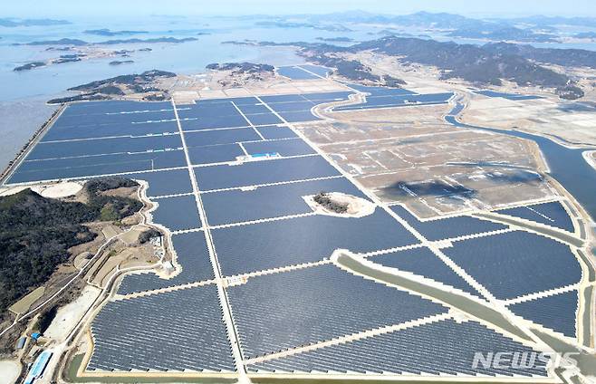 [신안=뉴시스] 신안 안좌스마트팜 쏠라시티2 태양광발전소 전경. (사진=전남도 제공) 2023.04.20. photo@newsis.com