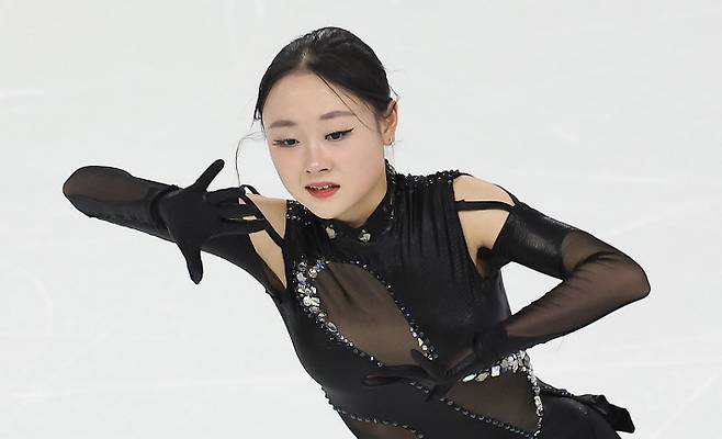 피겨 김채연이 12일 중국 하얼빈 헤이룽장 빙상훈련센터 다목적홀에서 열린 하얼빈동계아시안게임 피겨 여자 싱글 쇼트 프로그램에서 연기를 펼치고 있다. 연합뉴스