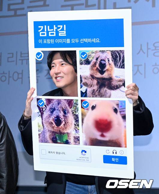 [OSEN=지형준 기자] 8일 오후 서울 잠실 롯데시네마 월드타워에서 영화 '브로큰' 개봉주 무대인사가 열렸다.'브로큰'은 시체로 돌아온 동생과 사라진 그의 아내, 사건을 예견한 베스트셀러 소설까지, 모든 것이 얽혀버린 그날 밤의 진실을 밝히기 위해 끝까지 달려가는 민태의 분노의 추적을 그린 작품.배우 김남길이 팬이 선물한 판넬을 들고 포즈를 취하고 있다. 2025.02.08 / jpnews@osen.co.kr