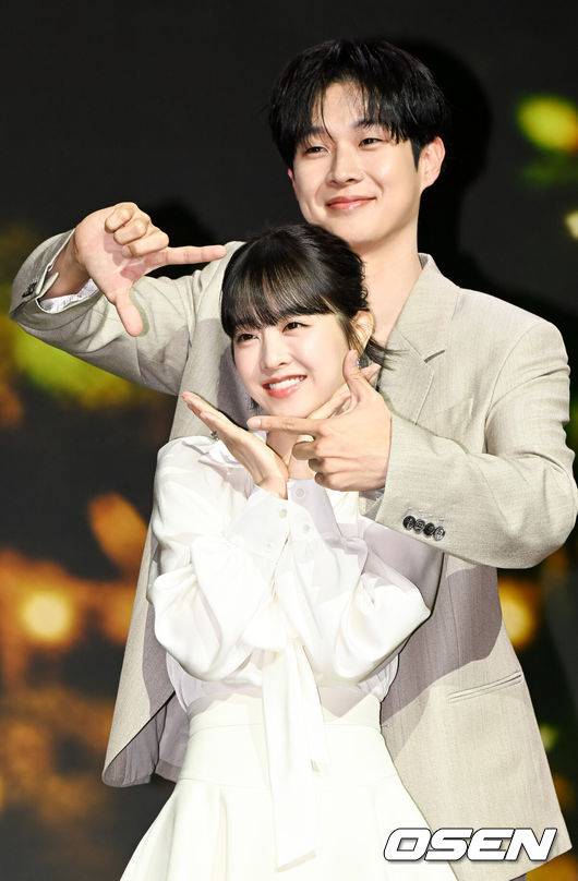 [OSEN=박준형 기자] 12일 서울 동대문 JW메리어트 동대문에서 넷플릭스(Netflix) 시리즈 ‘멜로무비’ 제작발표회가 진행됐다. ‘멜로무비’는 사랑도 하고 싶고 꿈도 이루고 싶은 애매한 청춘들이 서로를 발견하고 영감이 되어주며 각자의 트라우마를 이겨내는 이야기를 담아낸 청춘 로맨스다.배우 박보영과 최우식이 포즈를 취하고 있다. 2025.02.12 / soul1014@osen.co.kr