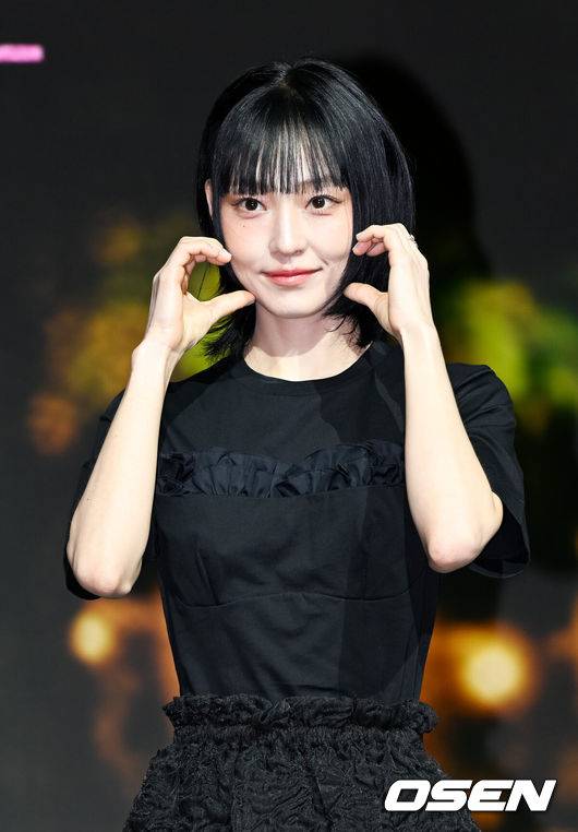 [OSEN=박준형 기자] 12일 서울 동대문 JW메리어트 동대문에서 넷플릭스(Netflix) 시리즈 ‘멜로무비’ 제작발표회가 진행됐다. ‘멜로무비’는 사랑도 하고 싶고 꿈도 이루고 싶은 애매한 청춘들이 서로를 발견하고 영감이 되어주며 각자의 트라우마를 이겨내는 이야기를 담아낸 청춘 로맨스다.배우 전소니가 포즈를 취하고 있다.  2025.02.12 / soul1014@osen.co.kr
