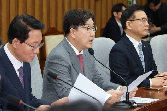 ▲국민의힘 권성동 원내대표를 비롯한 원내지도부가 12일 서울 여의도 국회에서 열린 원내대책회의에서 발언하고 있다. ⓒ연합뉴스