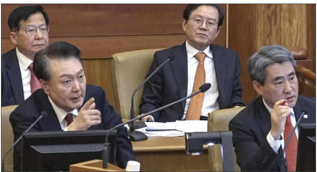 윤석열 대통령(앞줄 왼쪽)이 지난 6일, 서울 종로구 헌법재판소에서 열린 탄핵 심판 6차 변론에서 증인으로 출석한 곽종근 전 육군 특수전사령관의 답변을 들은 뒤 발언하고 있다.