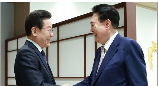 지난해 4월 29일, 윤석열 대통령이 서울 용산 대통령실에서 열린 영수회담에서 집무실에 도착한 더불어민주당 이재명 대표를 맞이하며 악수하고 있다.