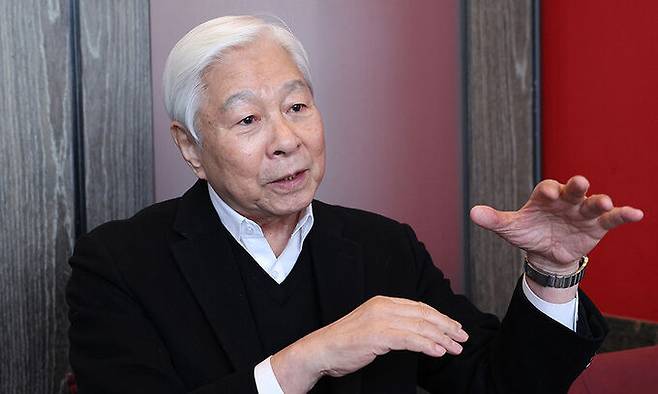 방열 대한민국 농구협회 고문이 지난 7일 경기 용인의 한 카페에서 인터뷰를 하기 앞서 포즈를 취했다. 농구선수와 감독, 대학교수 그리고 스포츠행정가까지 세 분야에서 모두 뛰어난 성과를 남긴 방 고문은 “감독, 교수, 협회장 중 고르라면 감독으로 불리고 싶다”고 말했다. 용인=남정탁 기자