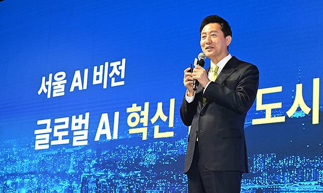 오세훈 서울시장이 11일 코엑스에서 개최된 ‘AI SEOUL 2025’에서 ‘글로벌 AI 혁신도시, 서울’을 이루기 위한 핵심 전략을 밝히고 있다. 서울시 제공