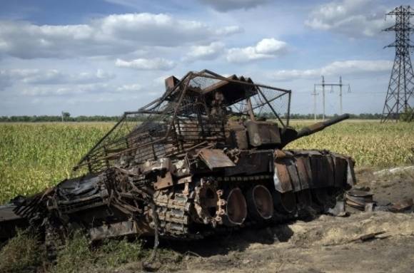 2024년 8월 16일 러시아 쿠르스크 지역에 파괴된 채 버려진 러시아군 전차. AFP 연합뉴스