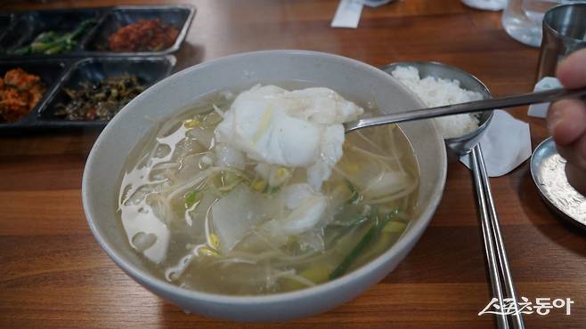 울진 후포항 호암회대게수산에서 맛본 겨울 별미 꼼치국. 김치 대신 콩나물을 듬뿍 넣었는데 달큰하면서 시원한 국물이 일품으로 특히 해장에 좋다    울진｜김재범 기자 oldfield@donga.com