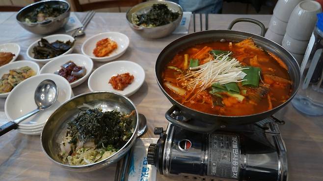 울진의 횟밥과 매운탕. 울진 지역에서는 회덮밥을  횟밥이라고 부른다. 대게는 광어나 도다리회를 주로 담아 주는데 이날은 귀한 이시가리(줄가자미)를 맛보라고 조금 섞어 주었다                울진｜김재범 기자 oldfield@donga.com