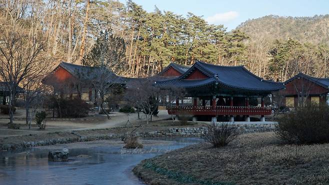 불영사 전경. 비구니 사찰로&nbsp;크지는 않지만 연못을 앞에 두고 가람(절집)들이 예쁘게 자리잡고 있다     울진｜김재범 기자 oldfield@donga.com