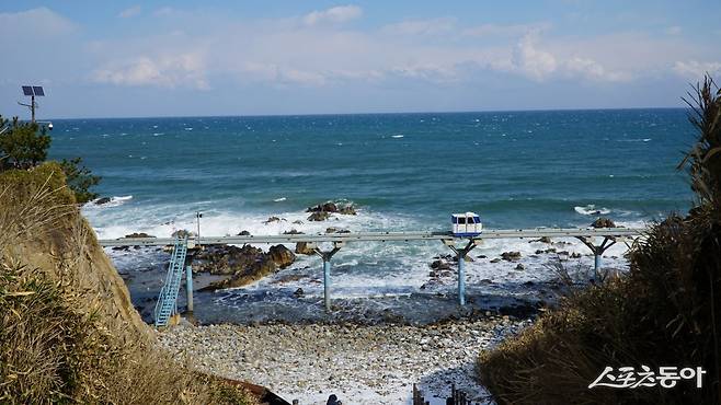 울진 죽변의 명물 해안스카이레일. 바다 전망 모노레일로 죽변 하트해변, 드라마 ‘폭풍속으로’ 세트장, 죽변등대를 볼 수 있다                  울진｜김재범 기자 oldfield@donga.com