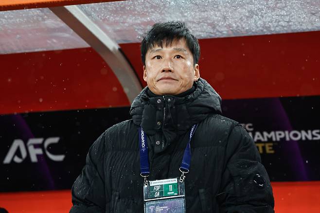 광주FC 이정효 감독이 11일 ACLE 산둥전에서 그라운드를 바라보고 있다. Getty Images코리아