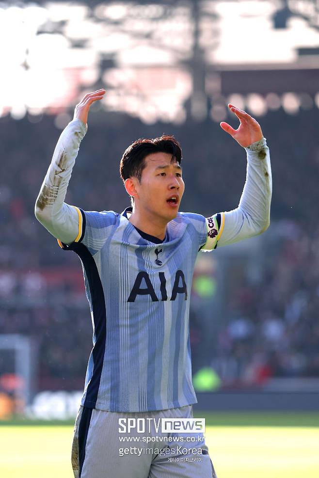 ▲ 손흥민은 매년 여름 꾸준히 사우디아라비아의 오일머니 제안을 받아왔지만, 이를 거절하고 토트넘에 남기로 결정했다. 특히 사우디아라비아 알이티하드가 손흥민에게 연봉 3000만 유로(약 400억 원)에 4년 계약을 제안한 것으로 알려졌지만, 손흥민은 이를 단번에 거절했다. 당시 손흥민은 "대한민국 대표팀 주장은 사우디에 가지 않는다"고 말하며 이적설을 일축했다.