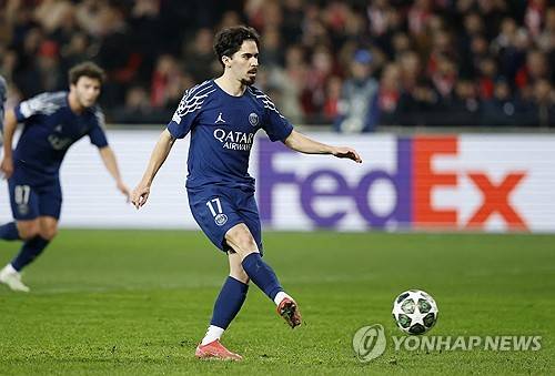 PSG가 12일(한국시간) 프랑스 갱강에 있는 스타드 드 루두루에서 열린 브레스트와의 2024-2025시즌 UEFA 챔피언스리그 16강 플레이오프 1차전에서 3-0 대승을 거두며 토너먼트 진출에 한발 다가섰다.&nbsp;연합뉴스