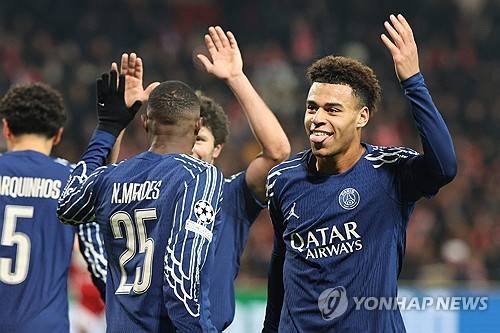 PSG가 12일(한국시간) 프랑스 갱강에 있는 스타드 드 루두루에서 열린 브레스트와의 2024-2025시즌 UEFA 챔피언스리그 16강 플레이오프 1차전에서 3-0 대승을 거두며 토너먼트 진출에 한발 다가섰다. 연합뉴스