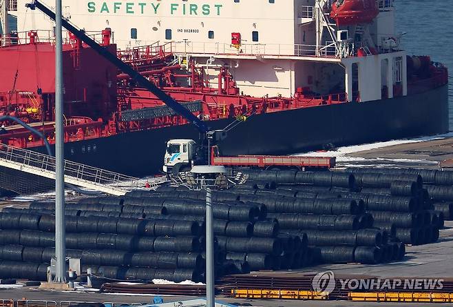 평택항에 쌓인 철강 제품 [연합뉴스 자료사진]