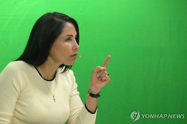 인터뷰하는 루이사 곤살레스 에콰도르 대선 후보 [키토 AFP=연합뉴스. 재판매 및 DB 금지]