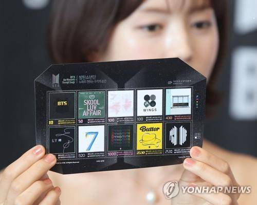 온라인 사전 판매 완판된 BTS 우표  (서울=연합뉴스) 류영석 기자 = 12일 오전 서울중앙우체국에서 모델들이 방탄소년단 데뷔 10주년 기념우표를 선보이고 있다. 2023.6.12